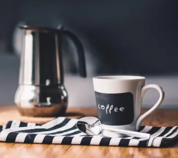 Bæredygtig stueindretning med genbrugstræ: sådan gør du