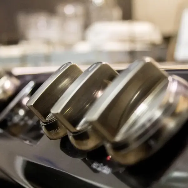 Er en kogeplade med integreret emhætte en god idé i et køkken på 7 m²?