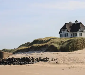 Hvad tager et bureau for udlejning af sommerhus? Sådan undgår du skjulte gebyrer og maksimerer din indtjening