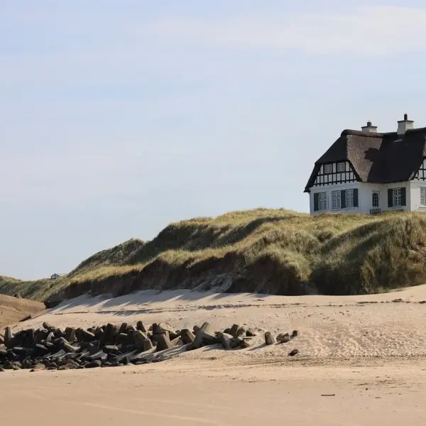 Hvad tager et bureau for udlejning af sommerhus? Sådan undgår du skjulte gebyrer og maksimerer din indtjening