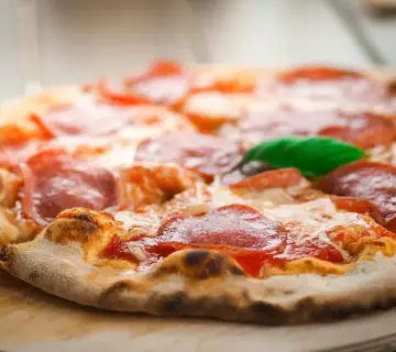 Hvor tæt må et køleskab stå op ad en ovn?