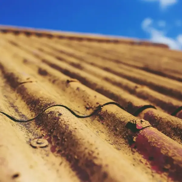 Hvordan får man maling af fliser?   7 eksperttips til et holdbart og professionelt resultat