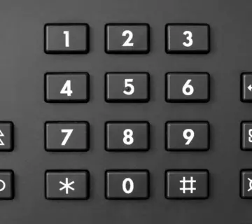 Skal jeg ringe tilbage til telefonnummer 77995432?