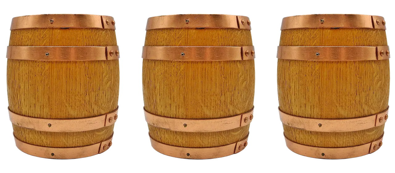 Skjul regnvandstønden med klatreplanter og et hegn